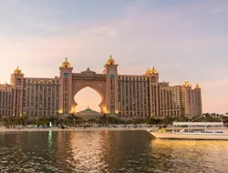 Atlantis The Palm: 120-Min Sightseeing Boat Tour by Abra Tours